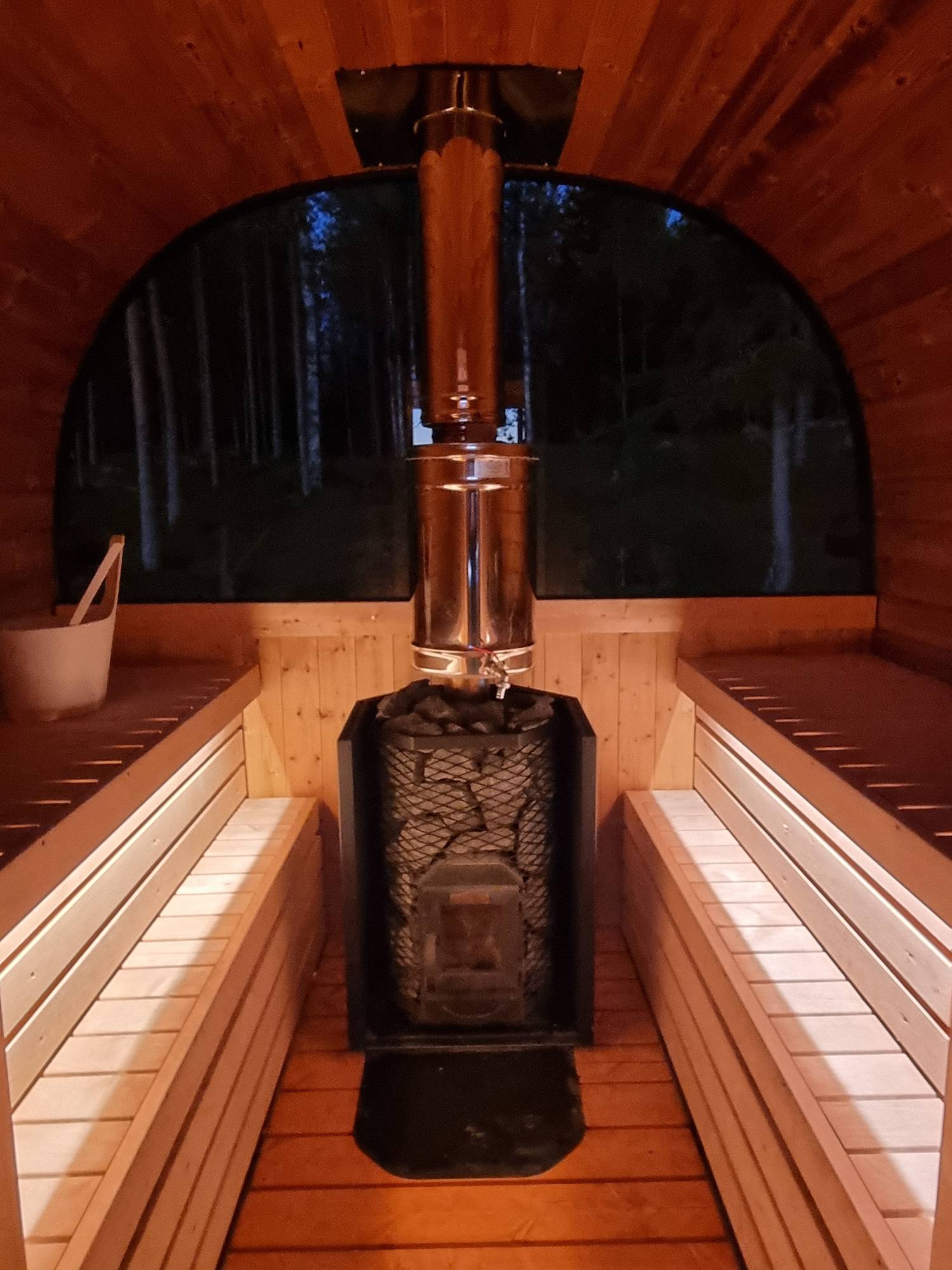 Iluminación atmosférica de sauna, con tiras de luces LED que iluminan indirectamente bajo el techo. Ledstore.fi